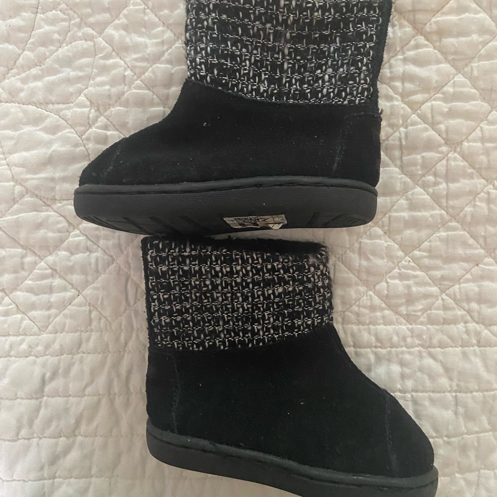 TOMS size 4